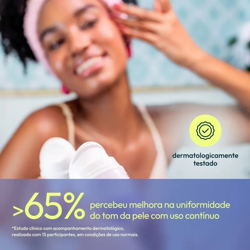 Mulher aplicando Noitinha sérum noturno — dermatologicamente testado, mais de 65% percebeu melhora na uniformidade do tom da pele